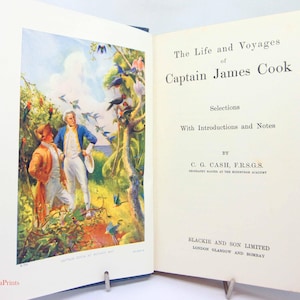 Könnte beinhalten: Ein aufgeschlagenes Hardcover-Buch mit dem Titel The Life and Voyages of Captain James Cook von C. G. Cash. Die linke Seite zeigt eine farbenfrohe Illustration von zwei Personen in Kleidung des 18. Jahrhunderts in einem tropischen Wald.