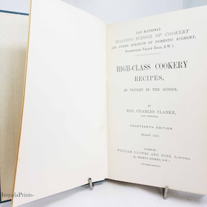 以下が含まれることがあります： 「High-Class Cookery Recipes, As Taught in the School」というタイトルの本の表紙。著者は、元校長であるチャールズ・クラーク夫人。本書は、1930年に改訂された第14版。ロンドンのウィリアム・クローズ・アンド・サンズ社より出版された。