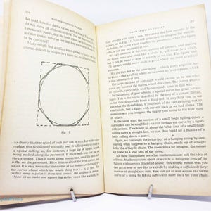 Può includere: Un'illustrazione in bianco e nero di un quadrato che rotola su una superficie, che dimostra come un quadrato può essere trasformato in un cerchio arrotondando gradualmente i suoi angoli. L'illustrazione è etichettata come "Fig. 11".