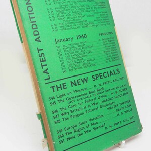 Op de afbeelding: Vintage paperback boek met een groene omslag met titels en auteurs. De omslag leest "Latest Additions" en vermeldt titels uit oktober 1939 en januari 1940. Het boek staat op een witte standaard.