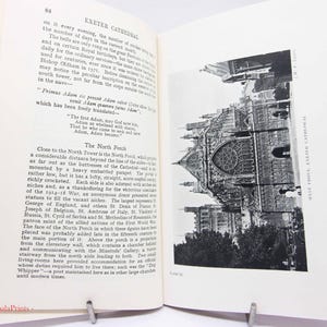 Może przedstawiać: Czarno-białe zdjęcie strony z książki, z tekstem i ilustracją zachodniej fasady katedry w Exeter. Tekst opisuje historię i architekturę katedry. Wymiary w centymetrach.