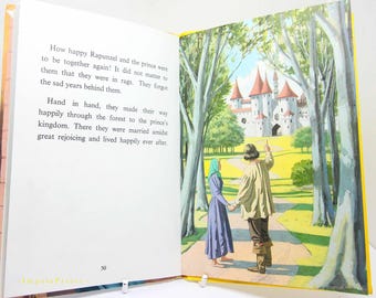 Puede incluir: Un libro abierto con una colorida ilustración de una escena de cuento de hadas. Una pareja camina de la mano hacia un castillo. El texto de la página izquierda describe la historia de Rapunzel y el príncipe. El libro tiene un borde amarillo.