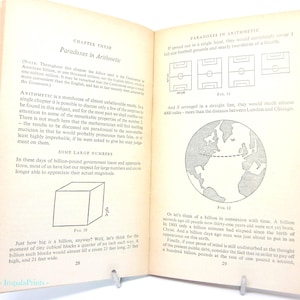 Può includere: Libro aperto con testo e illustrazioni sui paradossi aritmetici. Capitolo: Paradossi in aritmetica. Include diagrammi di campi da calcio, un globo e un cubo con una persona. Misure in piedi e pollici.