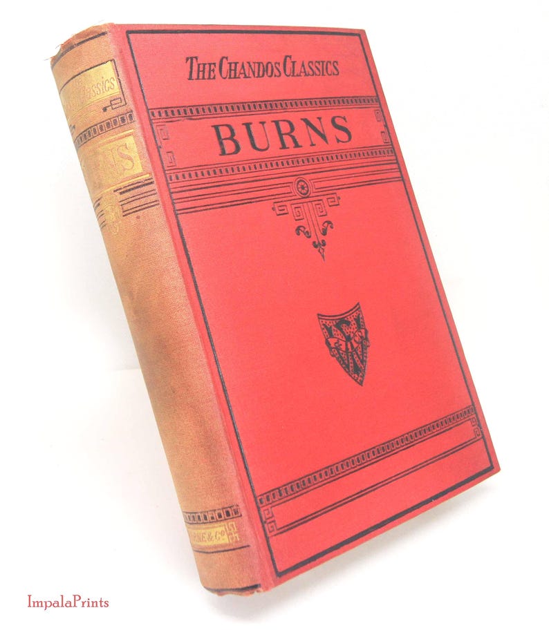 Pode incluir: Um livro de capa dura intitulado The Chandos Classics BURNS com uma capa frontal vermelha brilhante apresentando linhas decorativas pretas e um pequeno emblema de escudo. A lombada &eacute; de cor bege desbotada com letras douradas e bordas pretas.