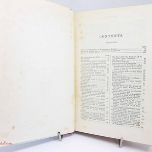 Pode incluir: Um livro aberto exibindo uma p&aacute;gina de sum&aacute;rio com o t&iacute;tulo CONTENTS em fonte serifada preta. A p&aacute;gina lista v&aacute;rios t&iacute;tulos liter&aacute;rios e n&uacute;meros de p&aacute;gina em duas colunas. O papel &eacute; branco sujo com manchas de oxida&ccedil;&atilde;o castanho-claras.