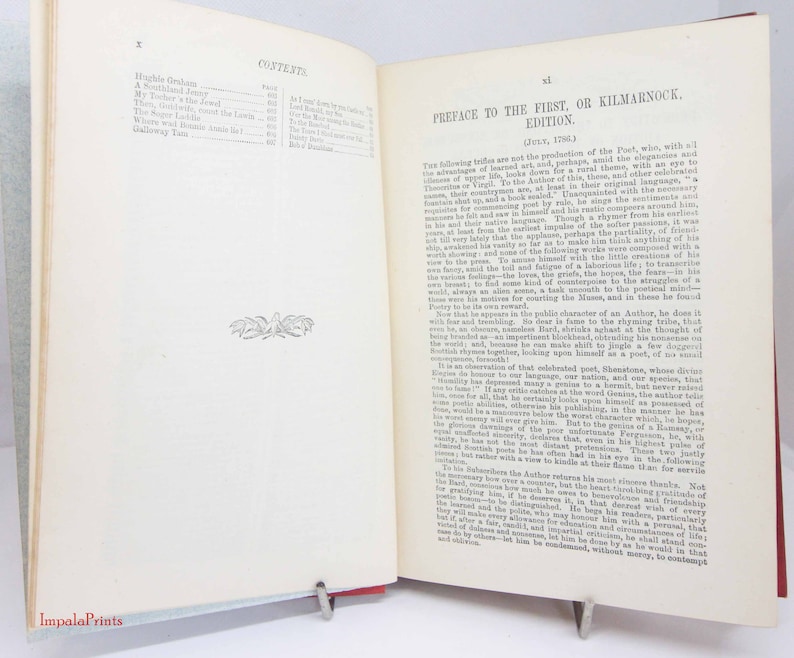 Pode incluir: Um livro aberto exibindo uma p&aacute;gina de &iacute;ndice &agrave; esquerda e uma p&aacute;gina de pref&aacute;cio &agrave; direita. O texto est&aacute; impresso em tinta preta sobre papel branco sujo. A p&aacute;gina esquerda lista t&iacute;tulos e a p&aacute;gina direita cont&eacute;m um longo par&aacute;grafo.