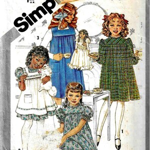 Pode incluir: Padrão de costura Simplicity Cinderella vintage para vestido infantil, tamanho S. A ilustração apresenta quatro meninas em vestidos, com o logotipo e texto Cinderella. Inclui instruções para bordar.