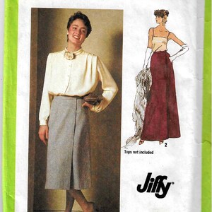 Puede incluir: Patrón de costura Simplicity número 9113 para una falda. El patrón es para la talla 14, cintura 71 cm. El patrón muestra a una mujer con una blusa blanca y una falda gris. El patrón también muestra a una mujer con una falda roja y una blusa blanca. El patrón es para mujeres.