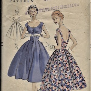 Może przedstawiać: Wzorzec szycia vintage Vogue do sukienki, przedstawiający dwie modelki w różnych stylach. Numer wzoru to 3559-75c, a rozmiar to 9. Sukienka po lewej stronie jest w jednolitym kolorze niebieskim, podczas gdy sukienka po prawej stronie ma kwiatowy wzór.