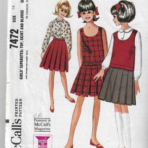 Peut inclure: Un patron de couture vintage pour des séparés pour filles. Le patron comprend un haut à carreaux, une jupe rouge et un chemisier à imprimé floral. Le patron est de McCall's et est de taille 14.