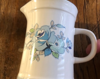 Jarrón o pequeña jarra de cerámica japonesa NITTO con diseño floral suave, pieza de colección.