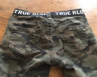 Jeans ajustados True Religion Halle de tiro medio con estampado de camuflaje Talla 25 Cintura elástica en la parte trasera 400
