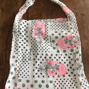 Puede incluir: Top halter blanco con estampado floral y de estrellas. El top presenta flores rosas, estrellas negras y lunares negros. Las correas son blancas con lunares negros. Las palabras "free people" est&aacute;n impresas.