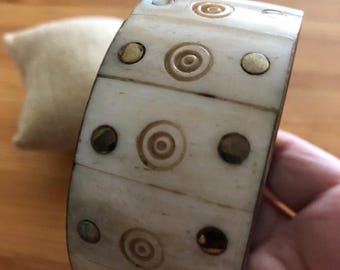 Auténtica pulsera vintage extragrande de hueso y latón para hombre o mujer, de la década de 1970, estilo tribal industrial grunge con raíces tibetanas.