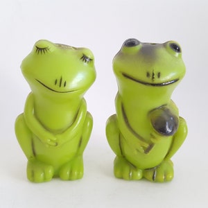 Sweetest Frogs! Vintage Salt & Pepper Shaker Set Green Plastic Hong Kong