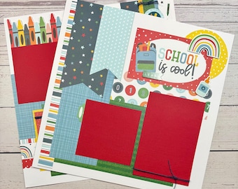 Puede incluir: Un diseño de álbum de recortes con temática escolar. El diseño incluye papel estampado rojo, azul, verde y amarillo, con el texto "SCHOOL is cool!" y un gráfico de arcoíris. También hay ilustraciones de crayones y mochilas.