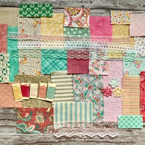 Può includere: Una collezione di campioni di tessuto con vari disegni floreali e fantasia, con bordi in pizzo e rocchetti di filo. Sono inclusi anche bottoni di vari colori, il tutto disposto su una superficie di legno.