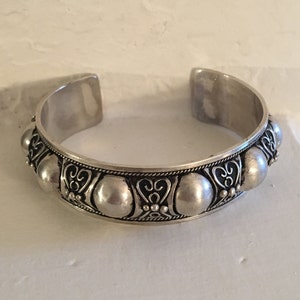 Vintage Moroccan Berber Tuareg Silver Cuff with Blackend Silver Scroll Background bild 1