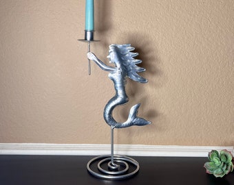 Candelabro vintage de aluminio con forma de sirena, decoración de casa de playa, temática oceánica, tono plateado, iluminación con velas, velas cónicas, sirenas