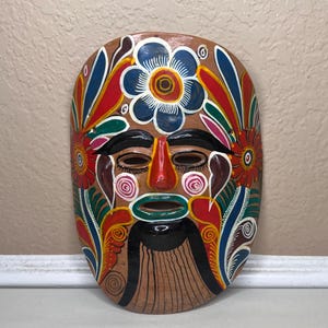 Vintage lermask med mexikansk folkkonst från mitten av århundradet – djärva blommiga Jalisco-färger, handmålad väggdekoration