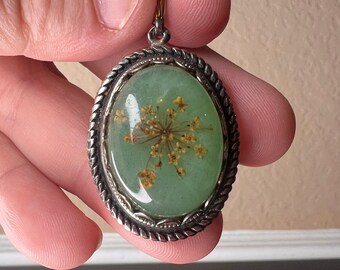 Vintage 1970’s Green Resin Cabochon w Real Flower Inside Pendant, Flora Fauna, 70’s Style, Prairie-Chic, Estate Jewelry, Costume, Mint