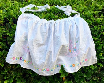 Delantal de algodón bordado a mano de los años 50 con motivo de la Doncella Rosa, accesorio vintage para cocina o repostería.