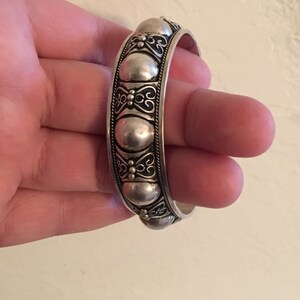 Vintage Moroccan Berber Tuareg Silver Cuff with Blackend Silver Scroll Background bild 5