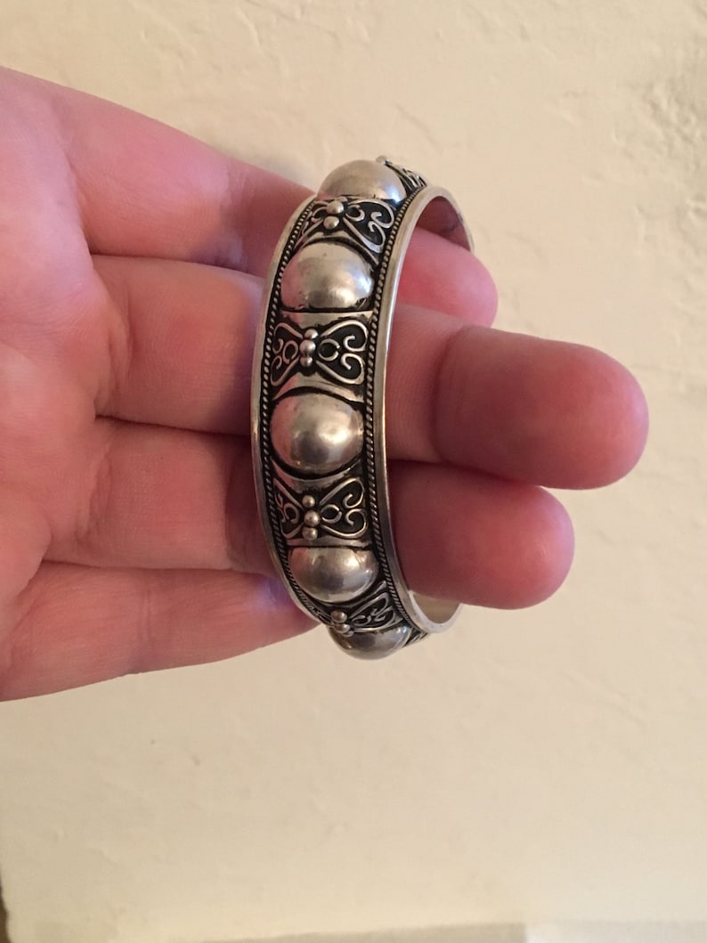 Vintage Moroccan Berber Tuareg Silver Cuff with Blackend Silver Scroll Background bild 5