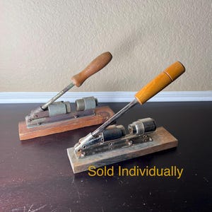 Vintage jaren 1950 notenkraker met hendelwerking, industrieel keukengereedschap, rustieke walnotenkraker, afzonderlijk verkocht