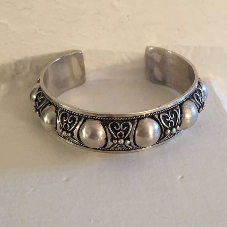 Vintage Moroccan Berber Tuareg Silver Cuff with Blackend Silver Scroll Background bild 1