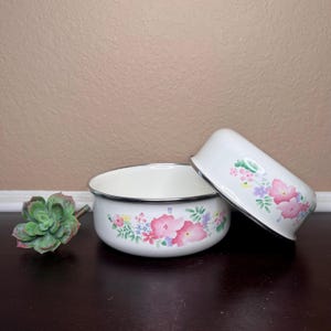 Vintage 1970er Jahre Kobe Japan Emaillewaren Rührschüsseln (2), Kitchenalia, Pink Floral, Serviergeschirr, Beerenschüssel, Salat, Catch All, Aufbewahrungsideen