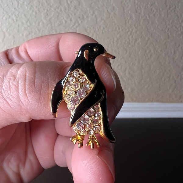 Vintage 1990 Giovanni Rhinestone Penguin Broche / Pin, Clima de invierno, Accesorio de suéter, Moda navideña, Traje de patinaje sobre hielo, Joya NYE