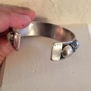 Vintage Moroccan Berber Tuareg Silver Cuff with Blackend Silver Scroll Background bild 4