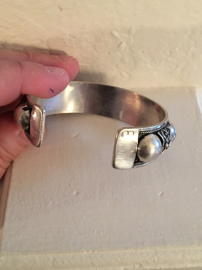 Vintage Moroccan Berber Tuareg Silver Cuff with Blackend Silver Scroll Background bild 4