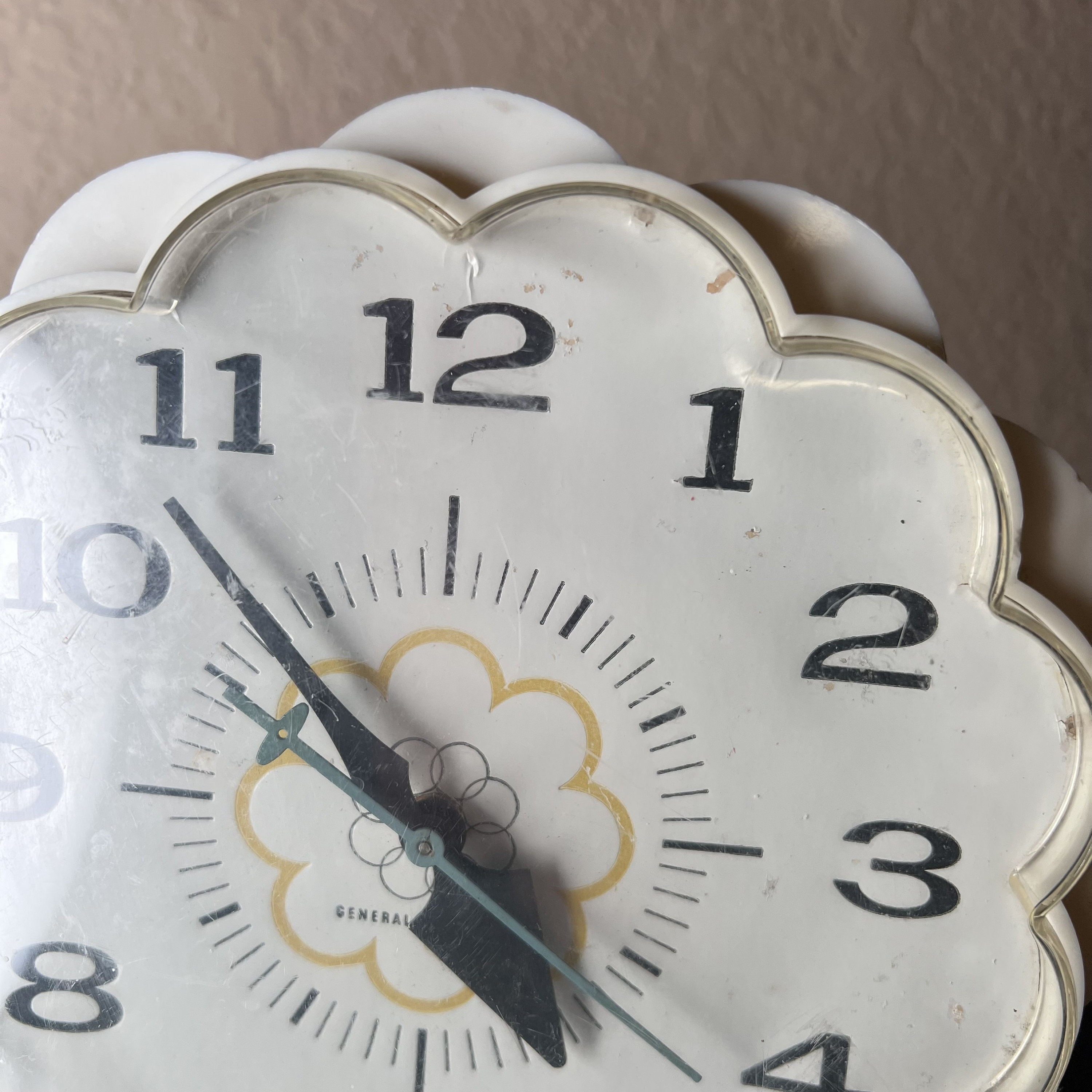 Vintage 1950's GE Electric Wall Clock, Daisy Flower, Novelty