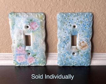 Ceramiczna osłona przełącznika światła z motywem kwiatowym w stylu vintage z lat 90., z różową różą lub niebieskim talerzem z falbanką "Niezapominajka"