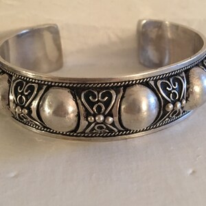 Vintage Moroccan Berber Tuareg Silver Cuff with Blackend Silver Scroll Background bild 2