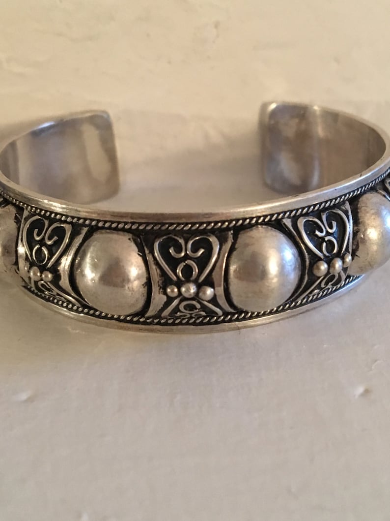 Vintage Moroccan Berber Tuareg Silver Cuff with Blackend Silver Scroll Background bild 2