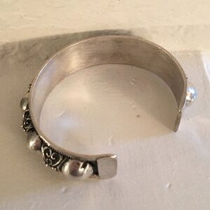 Vintage Moroccan Berber Tuareg Silver Cuff with Blackend Silver Scroll Background bild 3