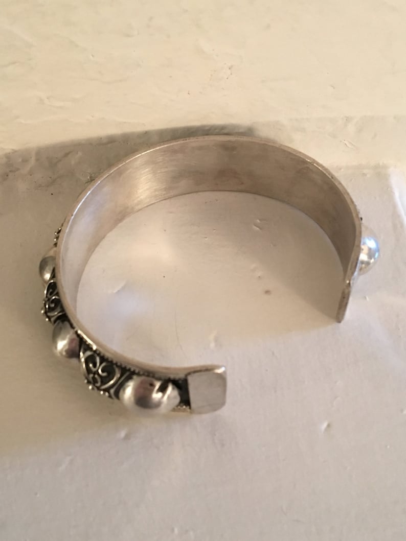 Vintage Moroccan Berber Tuareg Silver Cuff with Blackend Silver Scroll Background bild 3