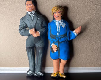 Bonecas de pano vintage dos anos 80 do Príncipe Charles e Lady Diana Spencer, da Dean's Rag Book, par do casamento real, Inglaterra.