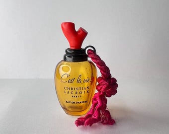 Frasco de perfume Christian Lacroix C’est La Vie vintage dos anos 1990, com tampa coral, miniatura vazia.