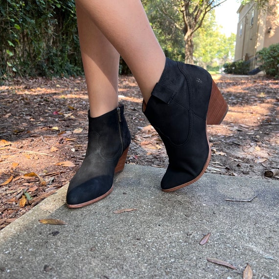 Frye Black Leather Side-Zip Ankle Boots/ Vintage RARE!!! Vintage Y2K Low Rise Ankle Boots // Black Leather Zip up  main image 3