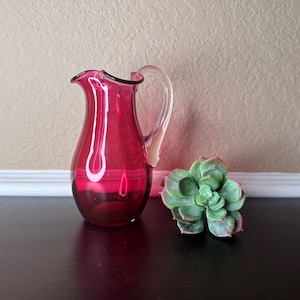 Jarra pequeña victoriana antigua de vidrio con borde ondulado, florero, vinagrera, salsera, vertedor de salsas, jarabe para brunch, color rubí dorado, finales del siglo XIX.