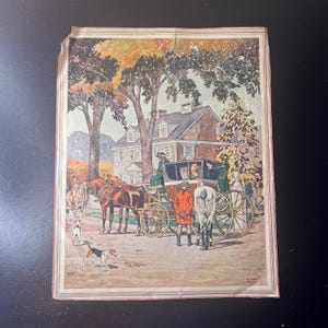 Puede incluir: Ilustración vintage que representa un carruaje tirado por caballos con figuras vestidas con ropa de época. La escena incluye una gran casa, árboles con hojas de otoño y perros. La obra de arte tiene un aspecto clásico e histórico.