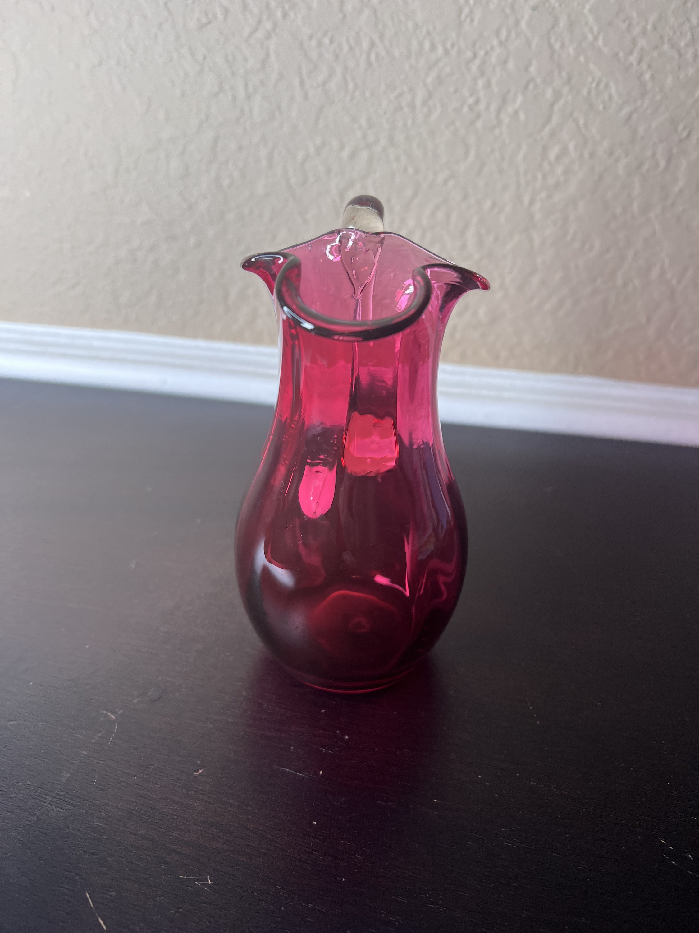 Illustration Pour Aquarelle Avec Le Verre De Jus De Canneberge Rouge