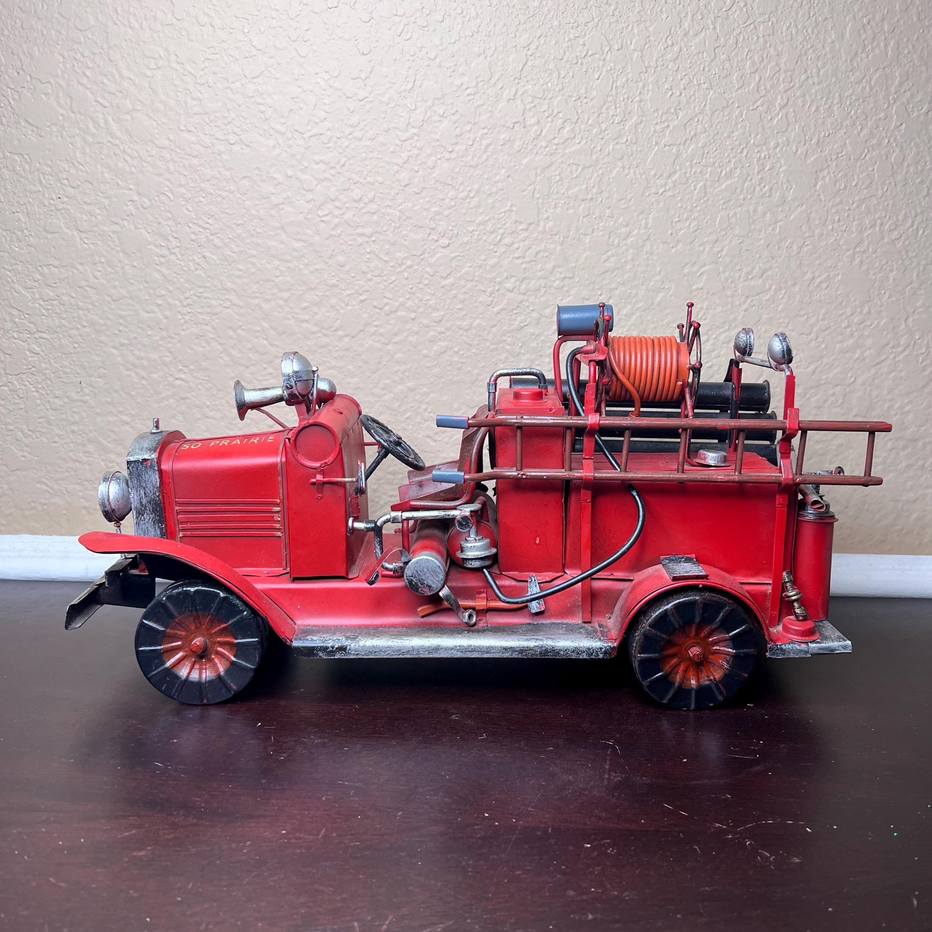 1990年代のヴィンテージ、1920年代の消防車のレプリカ、消防士、ブリキ