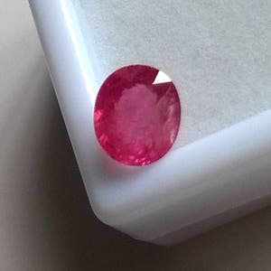 1.93 Ct. Rundlicher ovaler Madagaskar Rubin (I.G.I zertifiziert). Top premium Qualität rosa-rot volltransparent Rubin aus Afrika.