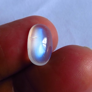 Nieuwe toevoeging : 3.42 Ct. Vintage natuurlijke blauwe maansteen uit Ceylon. Echte Orthoclase variëteit edelsteen met prominente blauwe glans. Video toegevoegd.