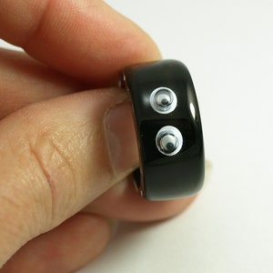 Look at me Black resin ring with funny wiggle eyes image 3